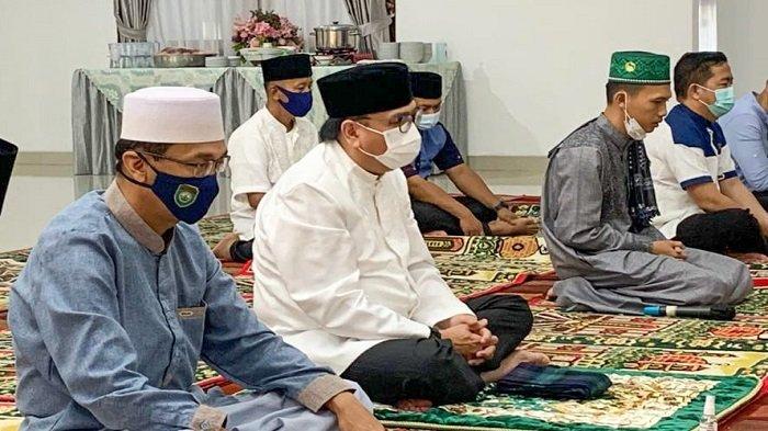 Pj.Bupati Muaraenim,H Nasrun Umar saat melaksanakan Sholah Eid di rumah dinas 