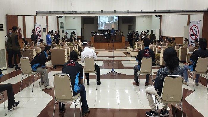Pj Bupati Muara Enim HNU bersama anggota lainnya menerima audensi asosiasi tambang rakyat diruang rapat Pangrifta Nusantara Bappeda Muara Enim. 