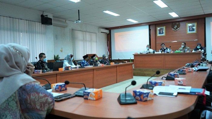 Penjabat (Pj) Bupati Muara Enim, H Nasrun Umar (HNU) saat menerima audiensi dari Dewan Riset Daerah (DRD) Kabupaten Muara Enim di ruang Rapat Serasan Sekundang.
