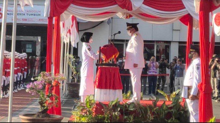 Upacara peringatan Hari Ulang Tahun ke -76 Kemerdekaan Republik Indonesia Tahun 2021 di Kabupaten Muara Enim, berlangsung khidmat dengan tetap mematuhi protokol kesehatan penanganan Covid-19 di halaman Kantor Pemkab Muara Enim, Selasa (17/8/2021).
