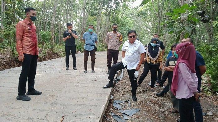 Pj Bupati Muara Enim Dr H Nasrun Umar SH MM melakukan sidak pembangunan jalan cor beton Dusun VI Desa Karang Raja 