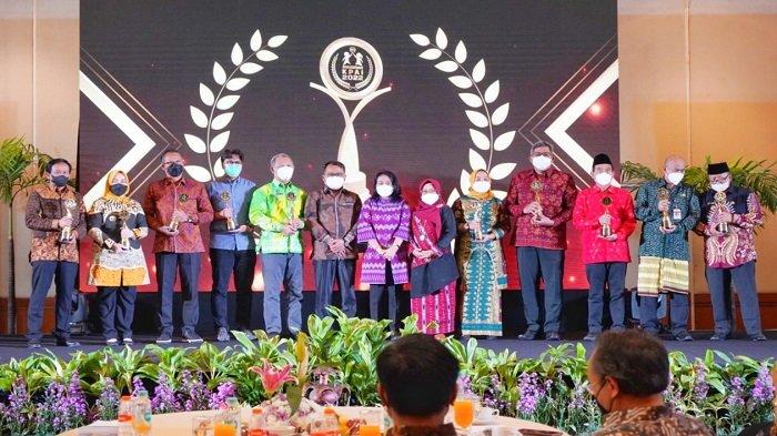 PENGHARGAAN : Staf Ahli Bupati Bidang Kemasyarakat dan SDM Amrullah Jamaluddin SE menerima penghargaan untuk Pemkab Muara Enim dari Komisi Perlindungan Anak Indonesia (KPAI). 