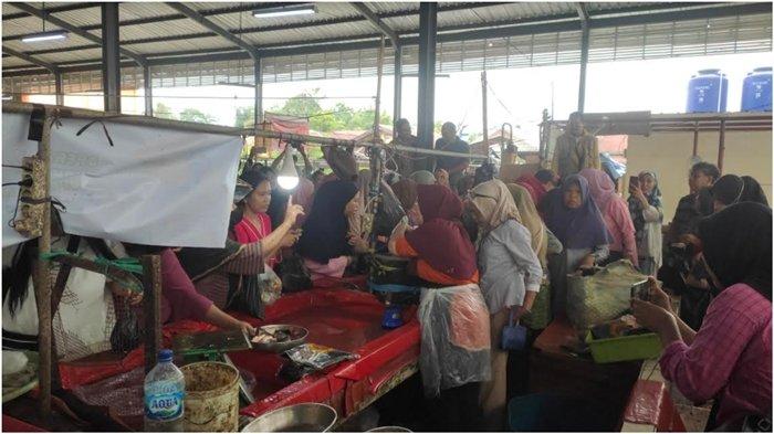 Warga rebutan membeli ikan saat Operasi Pasar Ikan Murah di Pasar Inpres Muara Enim. Pemkab Muara Enim beri subsidi ikan Rp 10 ribu per kilogram, Kamis (22/2/2024). 